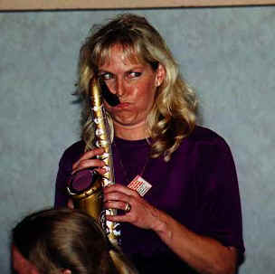 dinner_charlene_devere_plays_sax.JPG (27095 bytes)