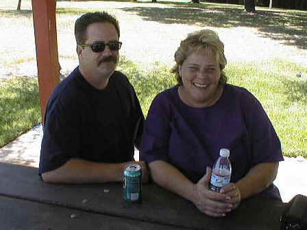 picnic8_stacey_husband.JPG (40180 bytes)