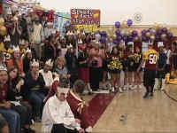 001020 049 senior class cheering web.jpg (67286 bytes)